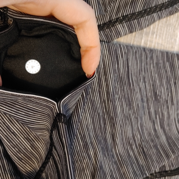 Lululemon crops size 4 - Picture 3 of 3